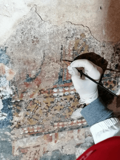 Operazione di ritocco pittorico